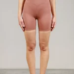 Giovane modella indossa ciclista per Pilates Infinity, color cipria chic, della linea di abbigliamento Be You Firenze