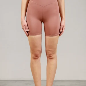 Giovane modella indossa ciclista per Pilates Infinity, color cipria chic, della linea di abbigliamento Be You Firenze