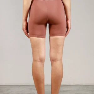 Giovane modella indossa ciclista per Pilates Infinity, color cipria chic, della linea di abbigliamento Be You Firenze