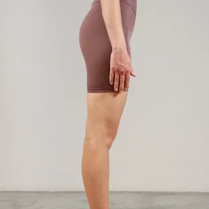 Giovane modella indossa ciclista per Pilates Infinity, color maple, della linea di abbigliamento Be You Firenze