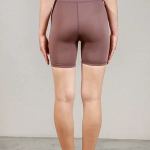 Giovane modella indossa ciclista per Pilates Infinity, color maple, della linea di abbigliamento Be You Firenze
