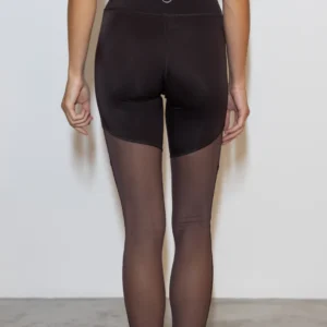 Giovane modella di spalle indossa leggings per Pilates, modello Long Legs, color dark chocolate, della linea di abbigliamento Be You Firenze