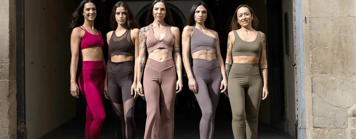 Cinque giovani donne indossano i capi Be You mentre posano sulla soglia di un antico palazzo del centro di Firenze: Cristiana Desantis, al centro, indossa il completo per Pilates Cry Chic.