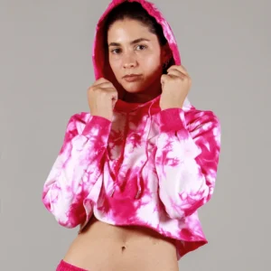 Giovane modella di profilo indossa felpa Crop con cappuccio alzato per Pilates, fucsia Tie-Dye, modello Akira, della linea di abbigliamento Be You Firenze