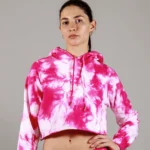 Giovane modella indossa felpa Crop con cappuccio per Pilates, fucsia Tie-Dye, modello Akira, della linea di abbigliamento Be You Firenze