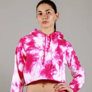 Giovane modella indossa felpa Crop con cappuccio per Pilates, fucsia Tie-Dye, modello Akira, della linea di abbigliamento Be You Firenze