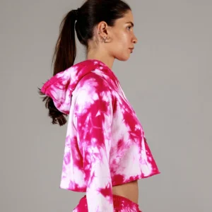 Giovane modella di profilo indossa felpa Crop con cappuccio per Pilates, fucsia Tie-Dye, modello Akira, della linea di abbigliamento Be You Firenze