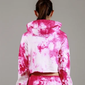 Giovane modella di spalle indossa felpa Crop con cappuccio per Pilates, fucsia Tie-Dye, modello Akira, della linea di abbigliamento Be You Firenze