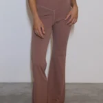 Giovane modella indossa leggings per Pilates Cry Chic, color cipria chic, della linea di abbigliamento Be You Firenze