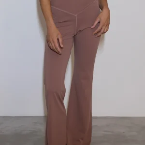 Giovane modella indossa leggings per Pilates Cry Chic, color cipria chic, della linea di abbigliamento Be You Firenze