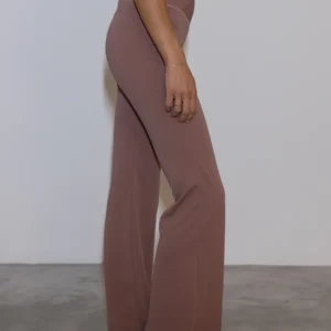 Giovane modella indossa leggings per Pilates, Cry Chic color cipria chic, della linea di abbigliamento Be You Firenze