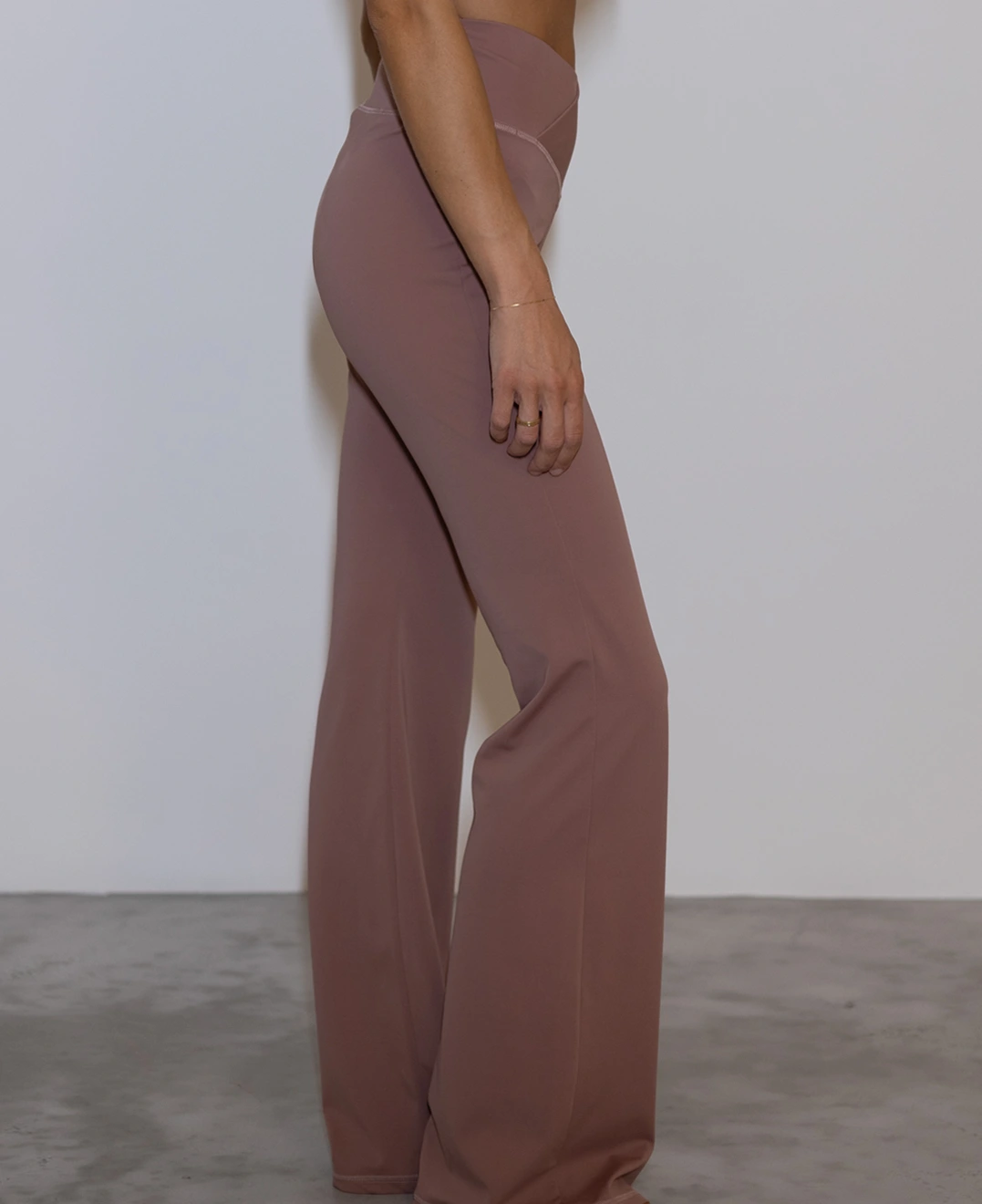 Giovane modella indossa leggings per Pilates, Cry Chic color cipria chic, della linea di abbigliamento Be You Firenze