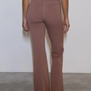 Giovane modella indossa leggings per Pilates, Cry Chic color cipria chic, della linea di abbigliamento Be You Firenze