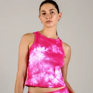 Giovane modella indossa canotta lunga in costina per Pilates, fucsia Tie-Dye, modello Cherry, della linea di abbigliamento Be You.