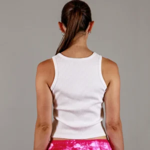 Giovane modella di spalle indossa canotta lunga in costina per Pilates, bianca, modello Cherry, della linea di abbigliamento Be You.