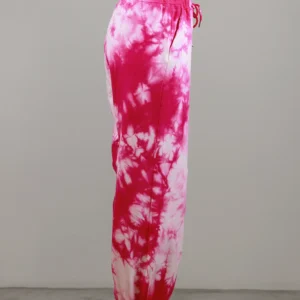 Giovane modella indossa pantalone tuta per Pilates, fucsia Tie-Dye, modello Akira, della linea di abbigliamento Be You Firenze