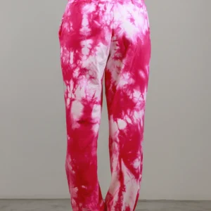 Giovane modella indossa pantalone tuta per Pilates, fucsia Tie-Dye, modello Akira, della linea di abbigliamento Be You Firenze