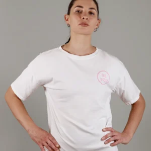 Giovane modella indossa t-shirt per Pilates, modello Baby Chihuy, della linea di abbigliamento Be You Firenze.