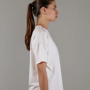Giovane modella indossa t-shirt per Pilates, modello Baby Chihuy, della linea di abbigliamento Be You Firenze.