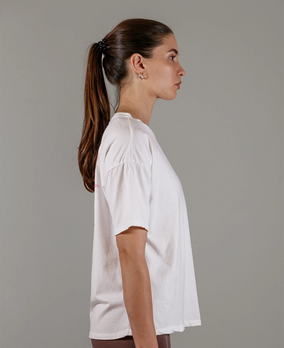 Giovane modella indossa t-shirt per Pilates, modello Baby Chihuy, della linea di abbigliamento Be You Firenze.