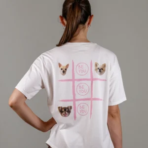 Giovane modella indossa t-shirt per Pilates, modello Baby Chihuy, della linea di abbigliamento Be You Firenze.